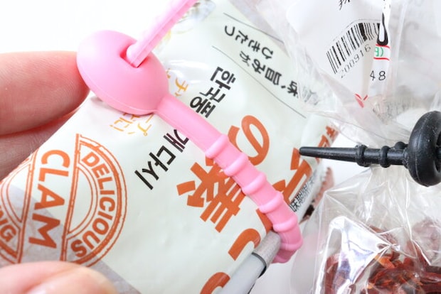ダイソーの食品保存用バンド 結束タイプは隙間なくしっかり留められる