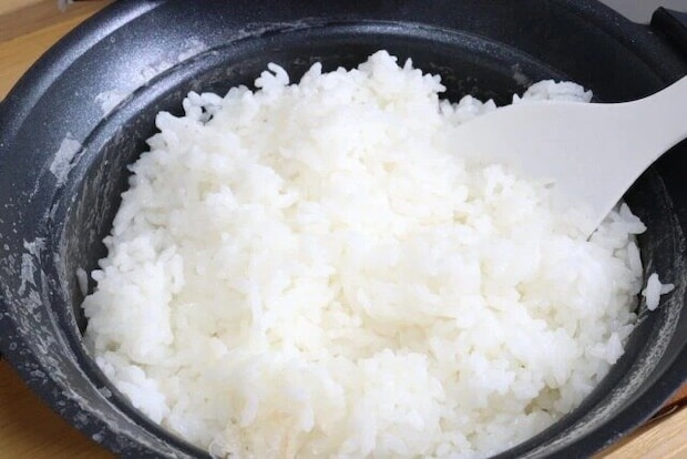 ダイソー 土鍋風アルミ卓上鍋(黒、IH対応、シリコーンカバー付) ダイソー 土鍋風アルミ卓上鍋(黒、IH対応、シリコーンカバー付)