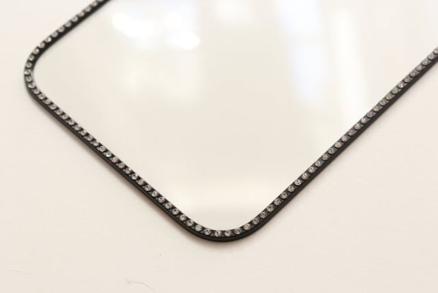 ダイソーのラインストーンフレーム画面保護強化ガラスはラインストーンの曇りが少なく綺麗