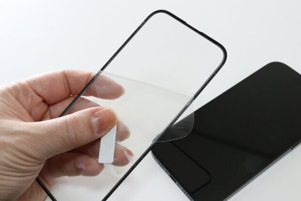 ダイソーのラインストーンフレーム画面保護強化ガラスは保護フィルム付き
