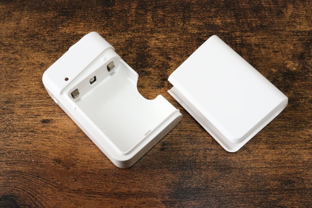 ダイソーの乾電池式緊急充電器の電池カバーはスライド式