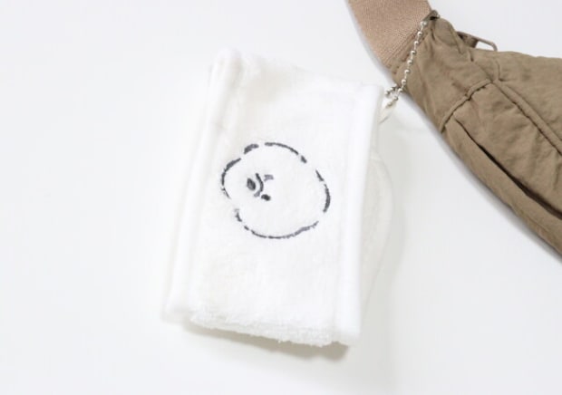 セリアのこれバッグにつけとくと便利だよ~!冬は特に気になる…アレを包める便利なカバー