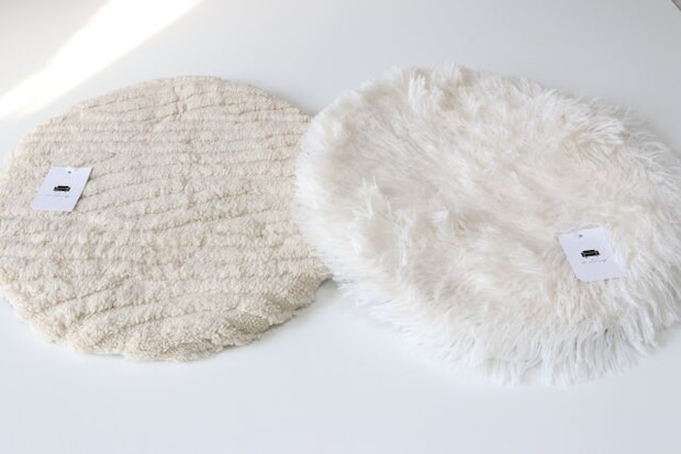 セリアのジャガードボア シートクッション ラウンドと長毛ボアシートクッションのパッケージ