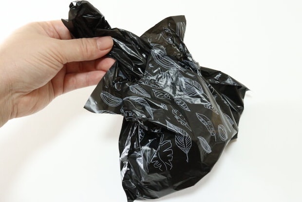 セリア トイレにペタッとサニタリー袋M 18枚 葉柄 セリアのトイレにペタッとサニタリー袋は簡単に口を閉じられる