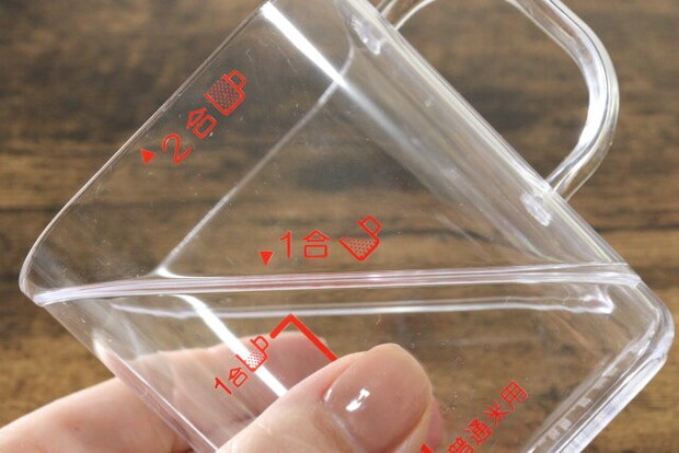 ダイソーのライスカップ2合はカップ半分で1合を量れる