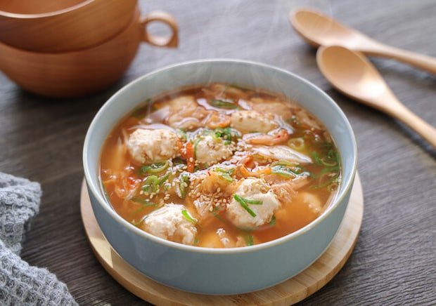 「レンチンなのに肉団子がほわほわ！」「メインになる満足感」鶏団子と豆腐のチゲ風スープ