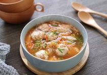 「レンチンなのに肉団子がほわほわ！」「メインになる満足感」鶏団子と豆腐のチゲ風スープ