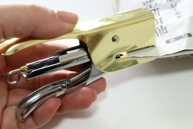 ダイソー レバー式ホッチキス(ゴールドカラー、シルバーカラー) 使用例 ダイソー レバー式ホッチキス(ゴールドカラー、シルバーカラー) 使用例