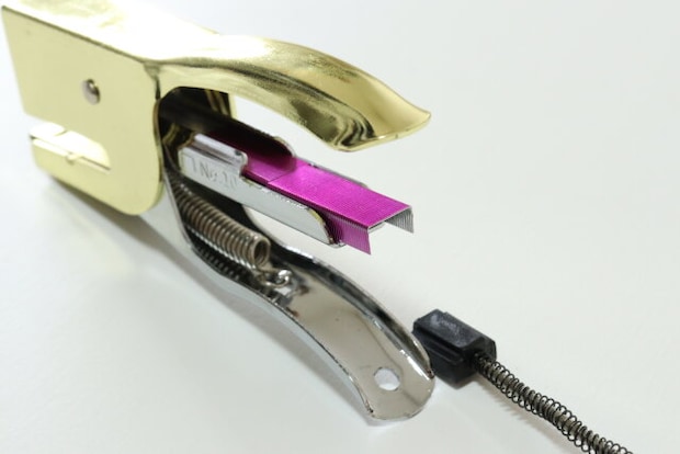 ダイソー　レバー式ホッチキス（ゴールドカラー、シルバーカラー）　充填