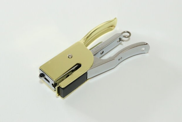 ダイソー レバー式ホッチキス(ゴールドカラー、シルバーカラー) デザイン ダイソー レバー式ホッチキス(ゴールドカラー、シルバーカラー) デザイン