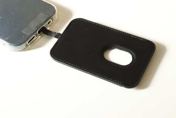 iPケース用 MagSafe対応ウォレット 落下防止タグ付き ブラック 使用例 iPケース用 MagSafe対応ウォレット 落下防止タグ付き ブラック 使用例