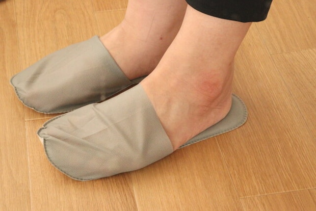 不織布スリッパ（2足、グレー）　使用例