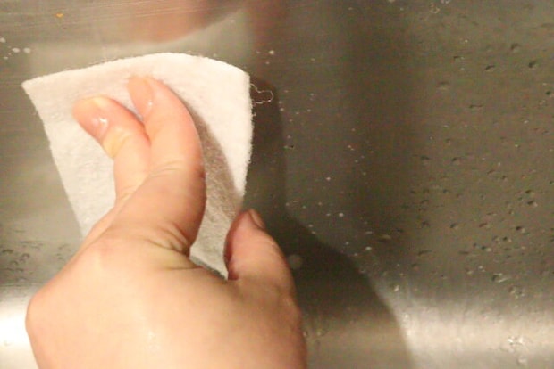 ダイソーのシートたわしはシンクの水アカに強い