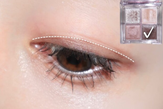 ①目のキワにアイシャドウの締め色を塗ります ①目のキワにアイシャドウの締め色を塗ります