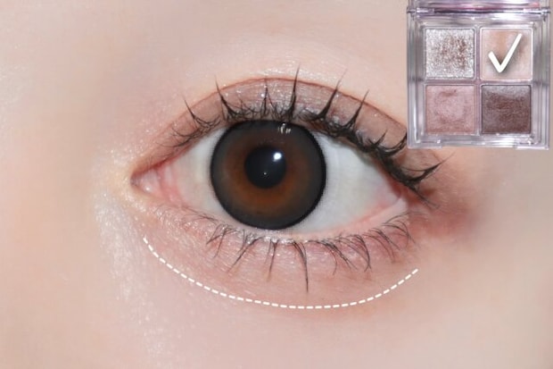 ④ベースカラーを下まぶた全体に塗ります ④ベースカラーを下まぶた全体に塗ります