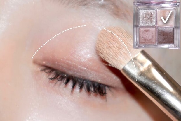 ③アイシャドウのベースカラーを大きめのブラシに取り、まぶた全体をぼかしながら塗ります ③アイシャドウのベースカラーを大きめのブラシに取り、まぶた全体をぼかしながら塗ります