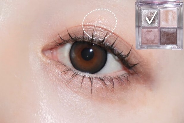 ⑤ラメを上まぶたの中心のみに塗ります ⑤ラメを上まぶたの中心のみに塗ります