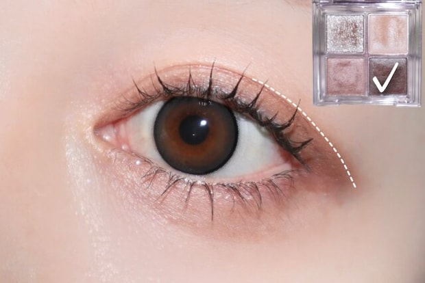 ③黒目の終わり～目尻にかけて広めにアイシャドウの締め色を塗ります