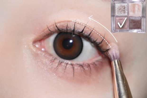 ②目尻～黒目の中心にかけてアイシャドウの中間色を塗ります