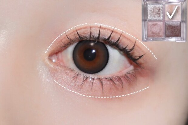 ①まぶた全体にベースカラーを塗ります