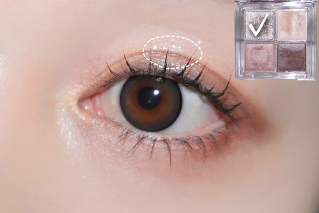 ⑤ラメを上まぶたの中心に塗ります