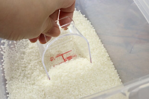 ダイソーのお米がすくいやすいお米も計れるメジャーカップ