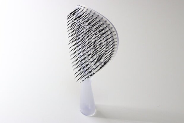 立てられる乾きやすいブローブラシ(クリア・楕円) ダイソー 立てられる乾きやすいブローブラシ(クリア・楕円) ダイソー 自立