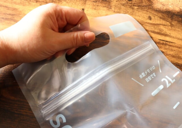 100均にちょうどいいのあったよ！「サイズが大きすぎて困ってた…」小物のつけ置きに便利な袋