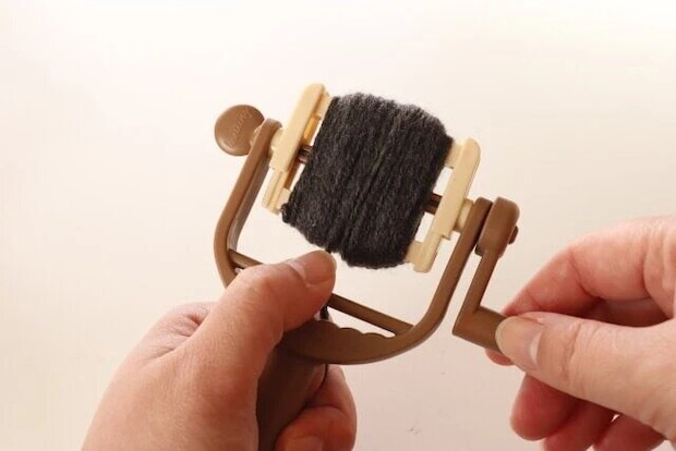 ダイソー くるくる回して作れるボンボン&タッセルメーカー ダイソー くるくる回して作れるボンボン&タッセルメーカー