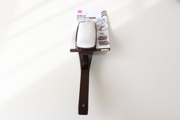 ダイソー 回転式ほこり取り ブラウン ダイソーの回転式ほこり取り ブラウンのパッケージ