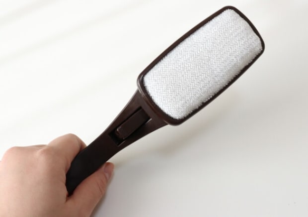 100均のコレ知ってる?「そこに使うの?!」じゃない使い方でバズってる服のホコリ取りブラシ