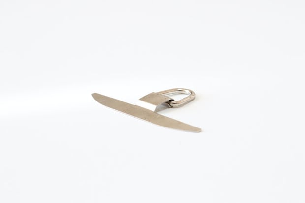 ダイソーステンレス製スマホストラップホルダーシルバー薄い