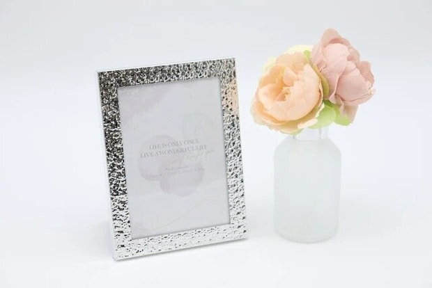 ダイソー　アルミフォトフレーム（シルバーカラー、L判）