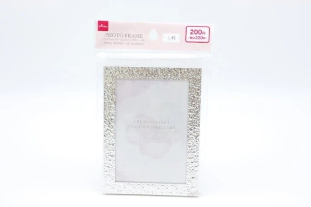 ダイソー　アルミフォトフレーム（シルバーカラー、L判）　パッケージ