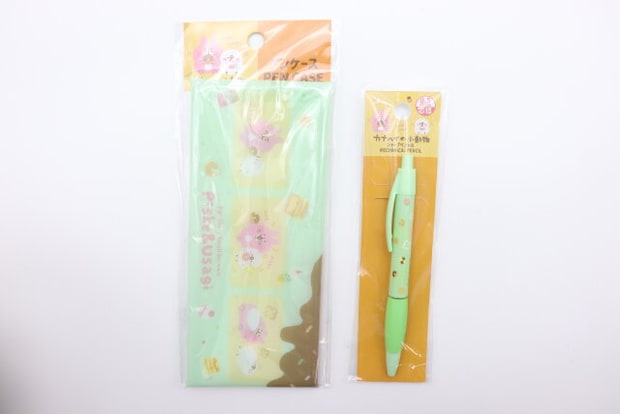 ダイソーのペンケースとシャープペンシル カナヘイの小動物のパッケージ