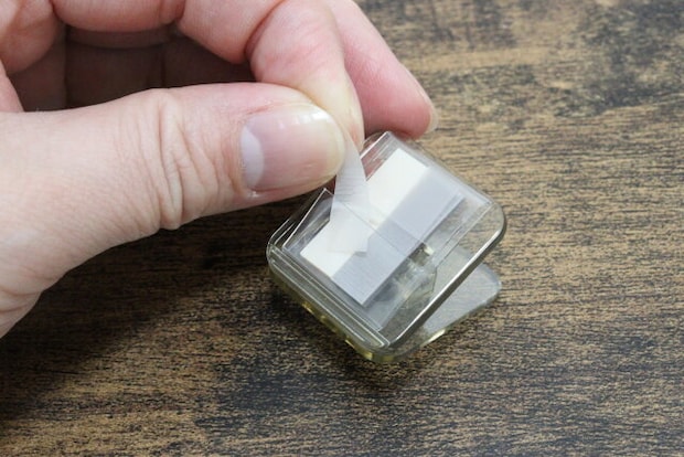 クリップ付箋（グレージュ系、2色×30枚）　付箋取り出し