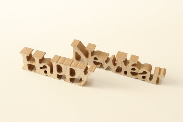 セリアのウッドオブジェレター HAPPYとNEW YEAR