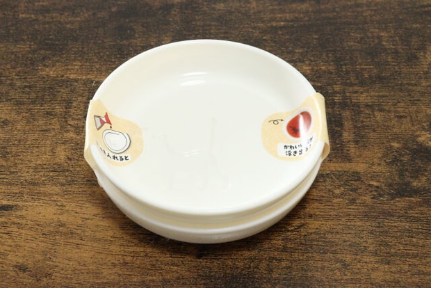ダイソーの絵が浮き出るしょうゆ皿2P ねこのパッケージ
