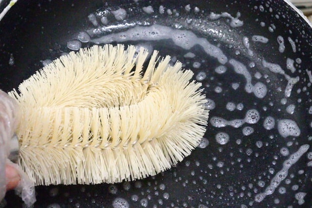 ダイソーの木柄PPたわしの使用例1