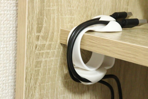 ダイソーのケーブルホルダー S型は机に挟んで使用する