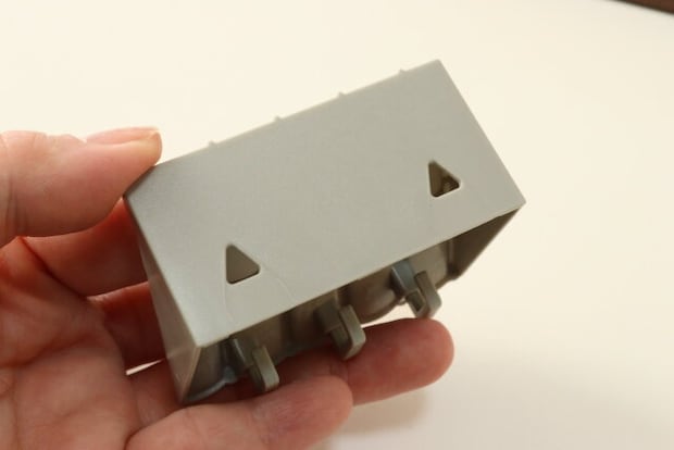 セリアのフック付き屋根オブジェの裏