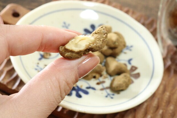 ダイソー　JAPANESE TEA & NUTS くるみとほうじ茶　断面