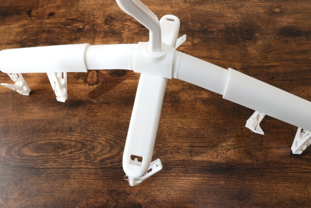 ダイソーの十字に広がるスライド回転ハンガー（ピンチ6個付）