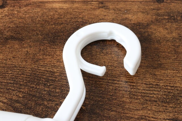 ダイソーの風防止フックのスライド回転ハンガー（ピンチ6個付）