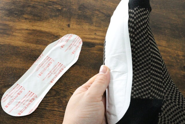 貼るカイロ(足裏用、1足組) 使用例 貼るカイロ(足裏用、1足組) 使用例