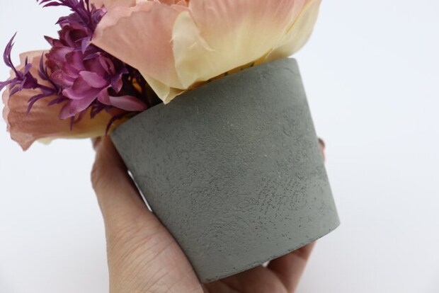 ダイソーのセメント鉢みたいなアレンジフラワーポット（ノーブル）