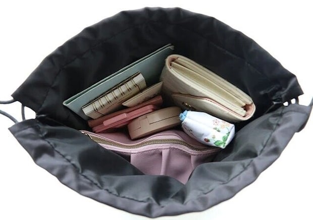 HELLO KITTY［ハローキティ］光沢感がシックなフェイス巾着ポーチ使用例