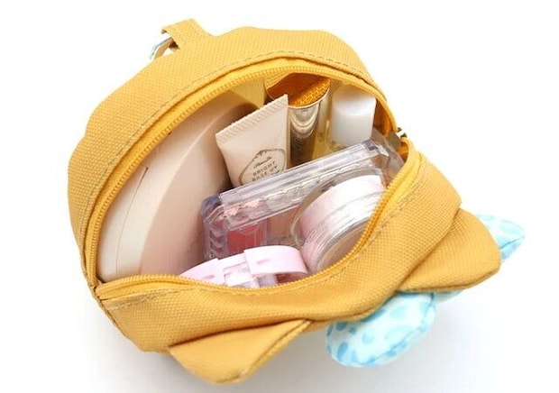 ひょう柄リボンが可愛い♥日焼けしたハローキティのポーチチャーム使用例 ひょう柄リボンが可愛い♥日焼けしたハローキティのポーチチャーム使用例