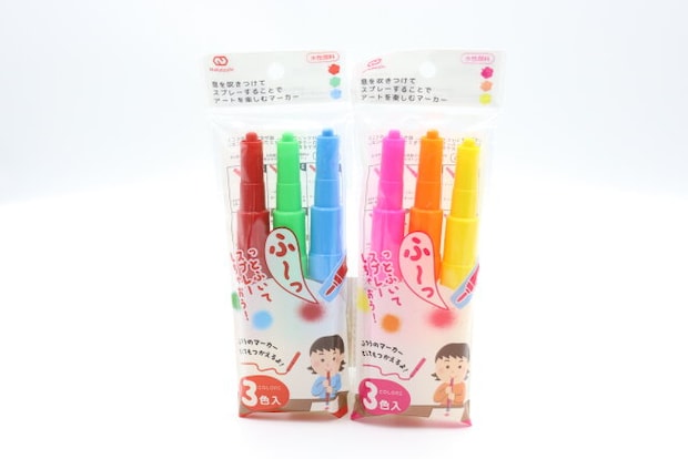 セリアのアートフローマーカーAセットとアートフローマーカーBセットのパッケージ