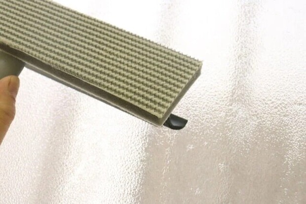 ダイソー　窓・網戸クリーナー（落ち落ちV）